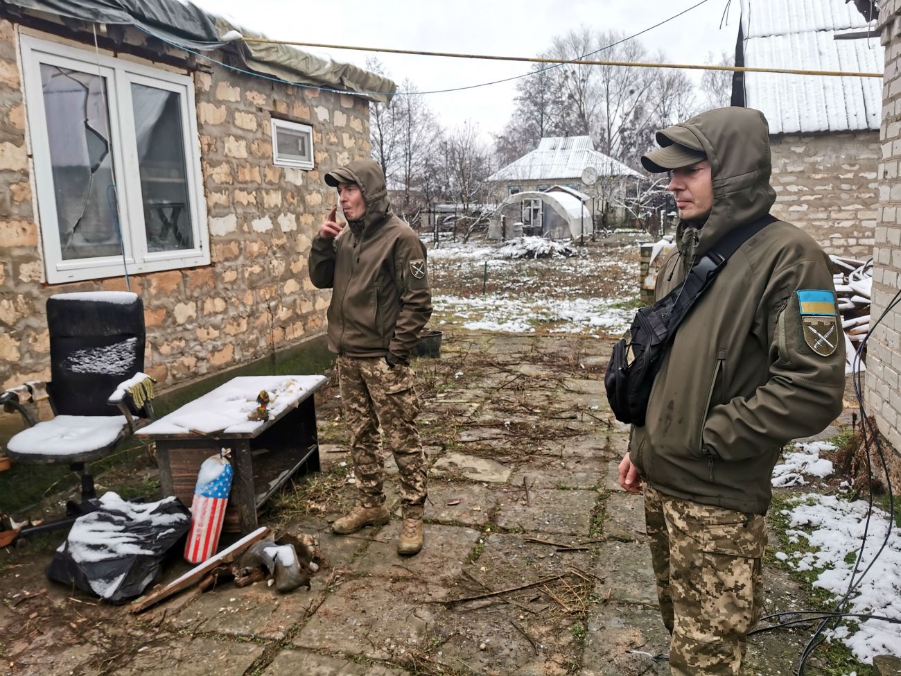 Брати Воронови у дворі свого будинку / фото: Вчасно