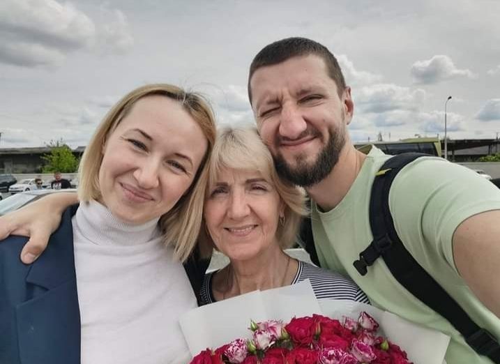 Євген Шишацький із мамою та дівчиною / фото з архіву Євгена